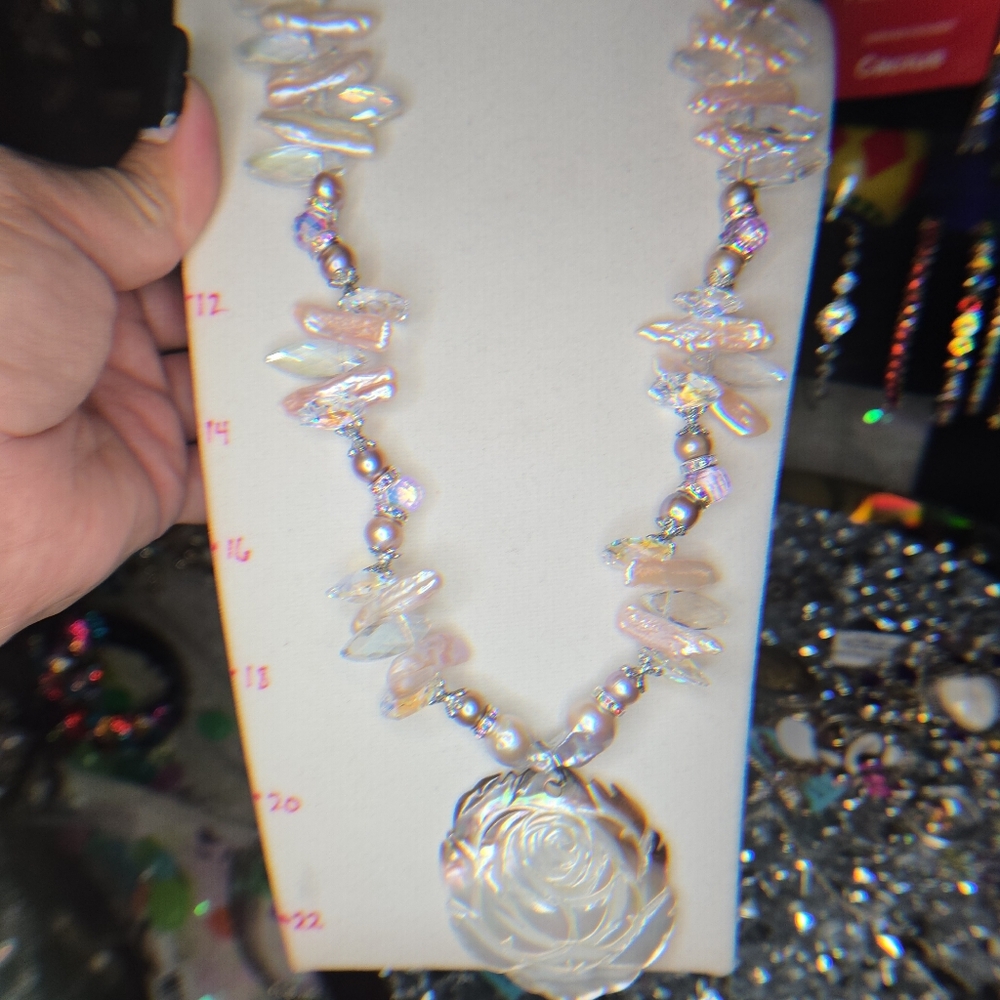Stunning ARTISAN Freshwater Pearl/Crystal & Carved Mother Of Pearl Rose Necklace - Picture 9 of 14